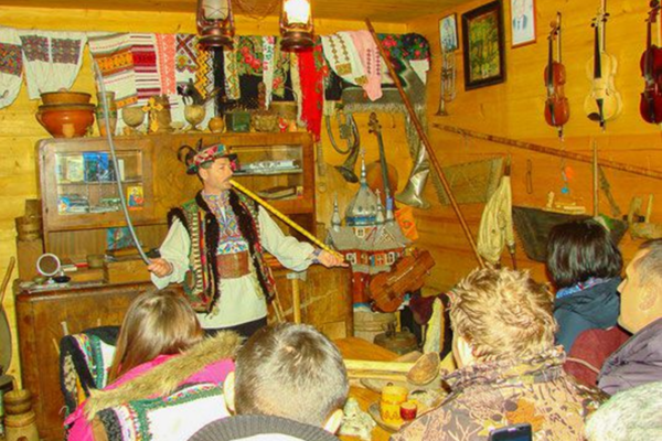 ТОП 5 готелів з гуцульською хатою-музеєм біля Буковелю взимку